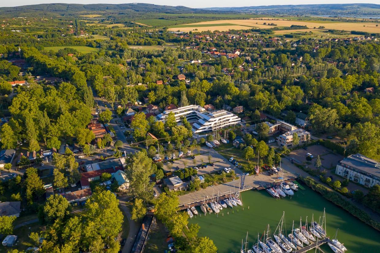 Marina Apartman Hotel Balatonszemes Bagian luar foto